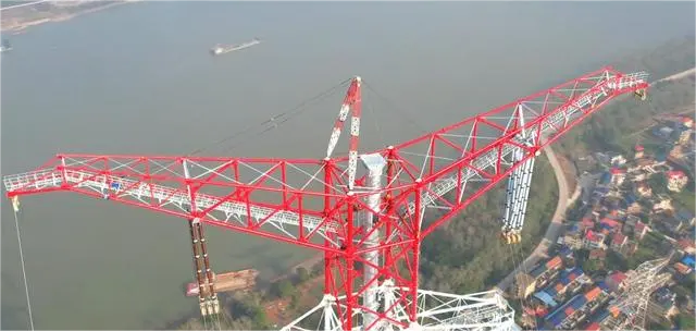 Transformácia cez Yangtze: Wuhan-Nanchang vysokonapäťové elektrické vedenie stúpa do nových výšin